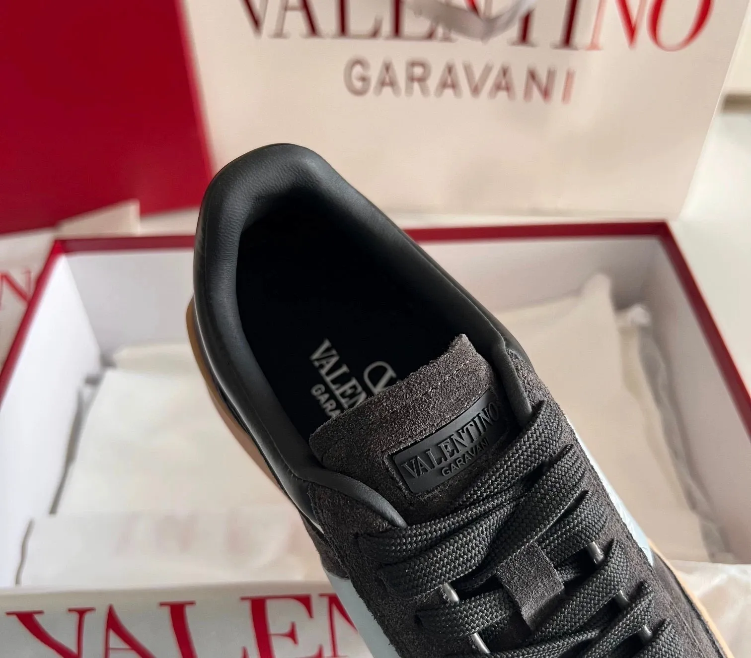 Factory price: 438💰Original quality, top version on the market VALENTINO (Valentino) latest fashion week catwalk [couples 👫 model], unique design, fashionable family specializes in slim feet🔥A fashion product of Baita [strong] Fabric: The toe is made of high mercerized triangular grain cowhide and A-grade full-grain cowhide, original lasting process Inner lining: cowhide lining + men's shoes 💰U hanging mesh feet, heels and tongues decorated with VaIentin* shallow relief oversized rivets Size: 38-44, customized 45